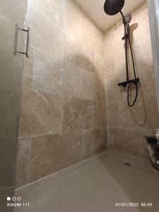 een douche met een glazen deur in de badkamer bij Dîner vue mer avec l'Estérel in Les Adrets de l'Esterel