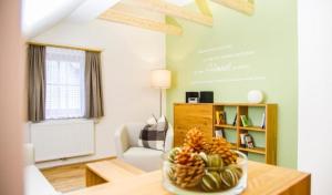 una habitación con una mesa con un bol de fruta en ella en Himmlisch Urlauben in Pichl en Schladming