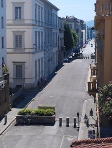 pusta ulica w mieście z budynkami w obiekcie GOGO` Petit Hotel we Florencji