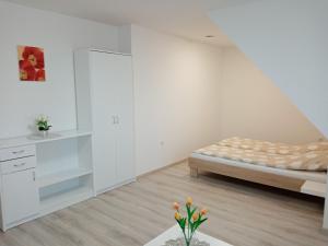 Кровать или кровати в номере Szépkilátás Apartman Balatonfőkajár