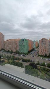 uitzicht op een stad met hoge gebouwen en een straat bij Смарт квартира в ЖК Комфорт Таун in Kiev