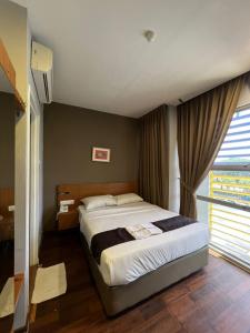 a bedroom with a large bed in a room at Golden Leaf Boutique Hotel Nusa Idaman Branch in Johor Bahru +81 photos