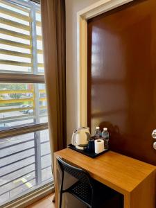 Příslušenství pro přípravu čaje a kávy v ubytování Golden Leaf Boutique Hotel Nusa Idaman Formerly Known as Ariana Hotel