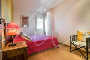 A bed or beds in a room at Xaloc by SeaMount Rentals