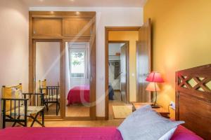A bed or beds in a room at Xaloc by SeaMount Rentals