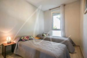A bed or beds in a room at Xaloc by SeaMount Rentals