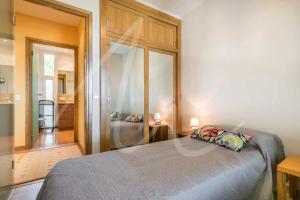 A bed or beds in a room at Xaloc by SeaMount Rentals Még 24 kép