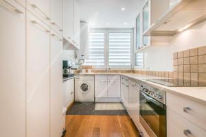A kitchen or kitchenette at Xaloc by SeaMount Rentals