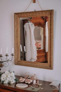 uno specchio con un vestito appeso in una camera da letto di Le Foglie Di Acanto a Lucera