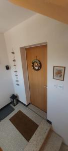 korytarz z drzwiami z wienkiem w obiekcie Silberblick "Chilcheri" - aussergewöhnlich & familienfreundlich w mieście Grächen
