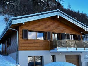 une maison avec un balcon au-dessus dans l'établissement Résidence Spa Les Louettes 4 étoiles à Sapinhaut Canton du Valais, à Saxon