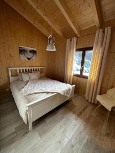 a bedroom with a bed in a wooden cabin at Résidence Spa Les Louettes 4 étoiles à Sapinhaut Canton du Valais in Saxon