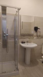 een badkamer met een wastafel en een douche bij Affittacamere Sole e Luna in Vatolla