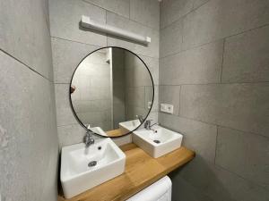 een badkamer met 2 wastafels en een spiegel op een aanrecht bij Vintage Apartment Ostrava center city in Ostrava