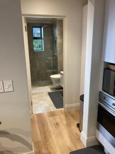 Et badeværelse på Deer Park Apartment CPT - With Sweeping Views