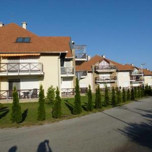 una persona caminando por una calle frente a una casa en Vadszilva Apartman, en Balatonőszöd