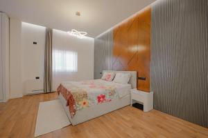 Ένα ή περισσότερα κρεβάτια σε δωμάτιο στο Vila Osmani