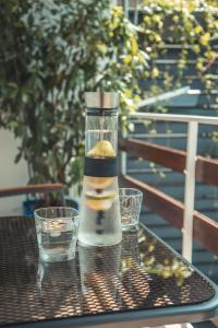 una botella y dos vasos sentados en una mesa en Felix Apartment Biograd, en Biograd na Moru