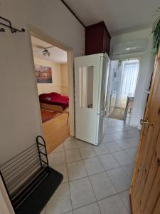 uma cozinha com um frigorífico branco num quarto em Casa Cristina em Pécs