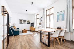 een woonkamer met een eettafel en stoelen bij Ko-Living Space am Neuen Theater - einzigartige Unterkünfte mit Stil in Halle an der Saale