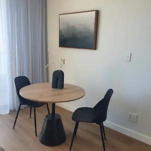 ケープタウンにあるNewlands Peak - Spacious one-bed apartmentの鏡付きの部屋(テーブル、椅子付)