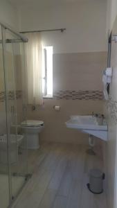 een badkamer met een toilet, een wastafel en een douche bij Affittacamere Sole e Luna in Vatolla