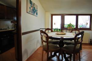 a kitchen with a table and chairs in a room at Lo Scopertino in Orvieto
