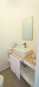 een witte badkamer met een wastafel en een spiegel bij Noah's Ark Zanzibar in Stone Town