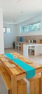 eine Küche mit einem Holztisch im Zimmer in der Unterkunft Noah's Ark Zanzibar in Stone Town