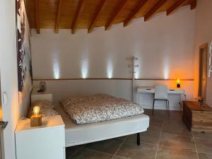sypialnia z łóżkiem i biurkiem ze świecą w obiekcie Pilgrims Rest - Vila Nova de Cerveira - Hostel - Albergue - AL w mieście Vila Nova de Cerveira