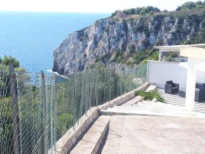 uma vista para o oceano a partir de uma casa em Villa Rosa con esclusiva vista sul mare em Corsano