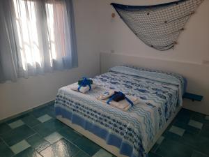 een slaapkamer met een bed met handdoeken erop bij Villa la Torre Maestrale in Torre Dei Corsari