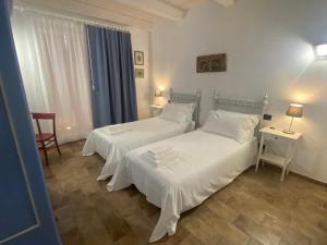 蒙基耶羅的住宿－Antica Cascina Pilo，一间卧室配有两张床、一张桌子和一把椅子
