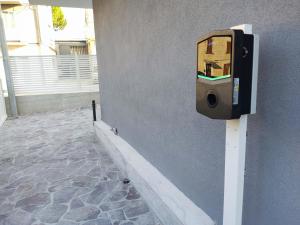 a parking meter on the side of a building at Centenarium Eco residenza in Porto SantʼElpidio