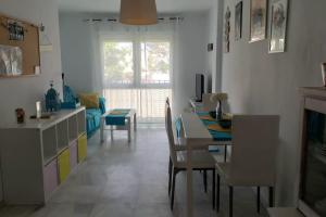 - une cuisine et une salle à manger avec une table et des chaises dans l'établissement Bonito apartamento en centro, à Malaga