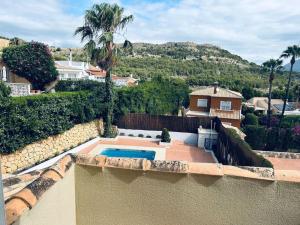 uma piscina sentada em cima de uma casa em Casa Linda La Nucía Park em La Nucía