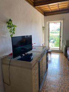 salon z telewizorem z płaskim ekranem w centrum rozrywki w obiekcie Apartment in Palazzo Mazzini w mieście Vignanello