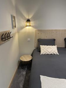 Dormitorio pequeño con cama y mesa en Côté Nuit, en Capestang