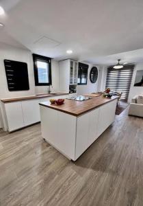 Virtuvė arba virtuvėlė apgyvendinimo įstaigoje Acogedora casa en Madrid con piscina privada, jacuzzy y garaje