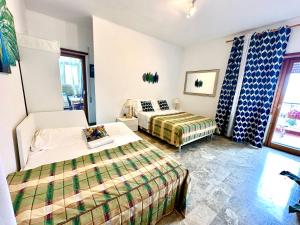 une chambre avec deux lits et une fenêtre dans l'établissement Penthouse Salus sea view terrace, à Lido di Ostia