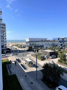 a view of a street in a city with buildings at Studio Horizon Bleu, vue mer in Calais