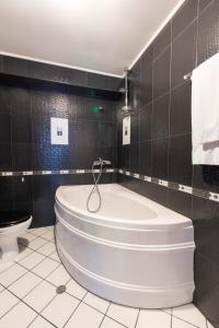 uma casa de banho com banheira e WC em Семеен хотел Кристал em Smolyan
