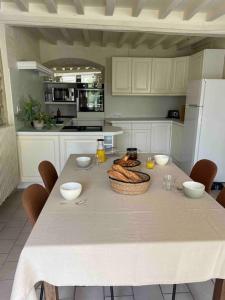 LouvignyにあるMaison typique en pierre de Caen - 4 voyageursのギャラリーの写真