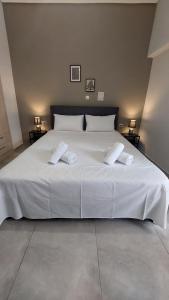 - un grand lit blanc avec 2 oreillers dans l'établissement P&K LUXURY APARTMENTS 2, à Kalamata