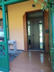 uma entrada para uma casa com uma porta verde em Parkowe Ranczo em Poraj