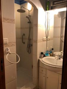 ein Bad mit einer Dusche und einem Waschbecken in der Unterkunft Villa climatisée, piscine in Jeresa