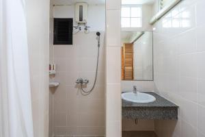 ein Bad mit einer Dusche und einem Waschbecken in der Unterkunft Howard Square Boutique Hotel in Bangkok