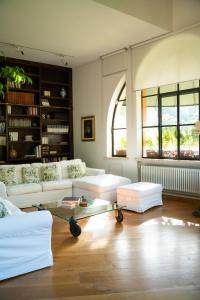 un soggiorno con divani bianchi e tavolino da caffè di Villa Terme di Caracalla with private Swimming Pool a Roma