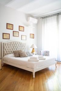 un grande letto bianco in una stanza con una grande finestra di Villa Terme di Caracalla with private Swimming Pool a Roma
