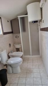 een badkamer met een toilet, een douche en een wastafel bij Le Dimore del Corso I ad Acireale fra Catania, Taormina, il Mare e l'Etna in Acireale